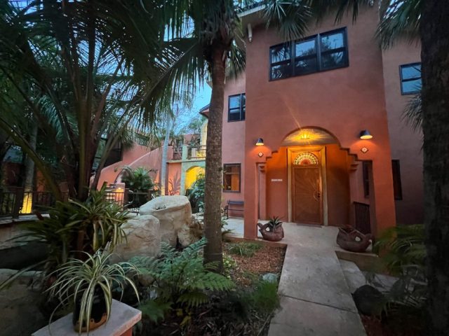 Casa Cascada entry